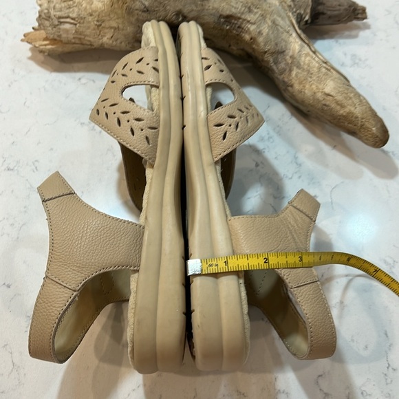 Cobbie Cuddlers  Comfort Velcro cream colored sandals size 9 - Picture 14 of 16